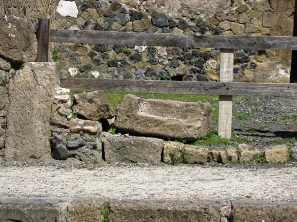 V.27, Herculaneum. May 2003. South side of entrance doorway. Photo courtesy of Nicolas Monteix.